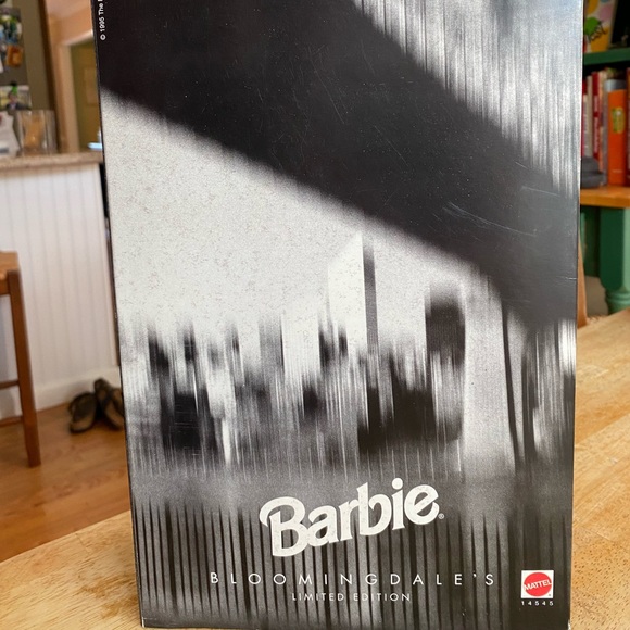 Limited Edition Donna Karan Bloomingdale’s Barbie in original packaging - Picture 6 of 9